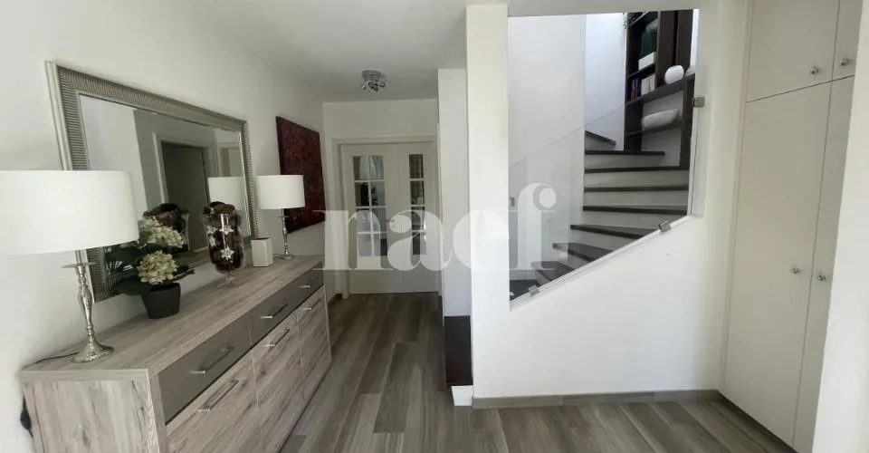 Schöne individuelle Villa mit 5,5 Zimmern, komplett renoviert und großem Garten – Foto 3 von 26