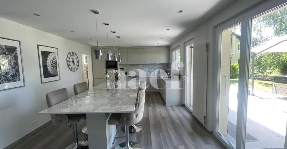 Schöne individuelle Villa mit 5,5 Zimmern, komplett renoviert und großem Garten – Foto 4 von 26