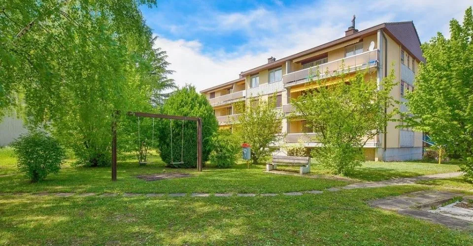 Grand logement offrant beaucoup d'espace et de lumière