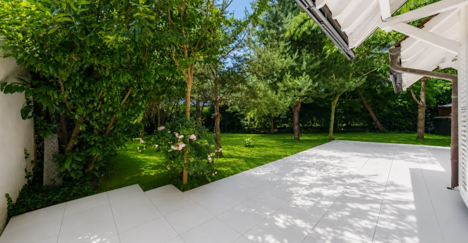Villa jumelle rénovée avec studio d'appoint dans un environnement résidentiel privilégié à Commugny – Foto 2 von 34