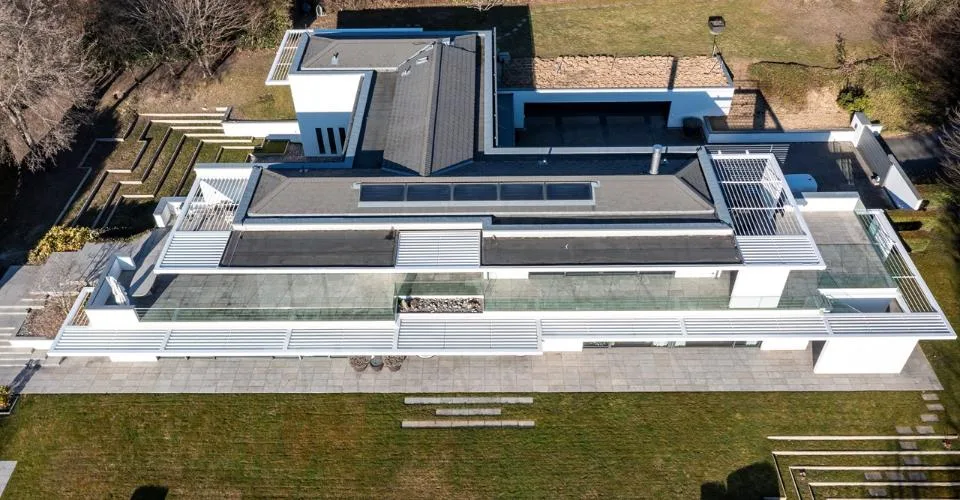 Außergewöhnliches zeitgenössisches Anwesen mit modernen Linien – Foto 12 von 18