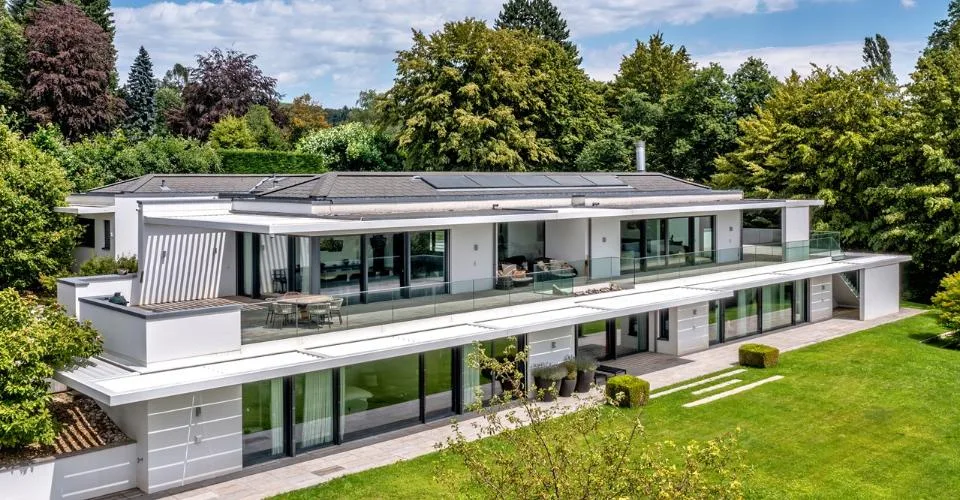 Außergewöhnliches zeitgenössisches Anwesen mit modernen Linien – Foto 1 von 18