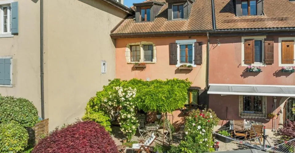Maison villageoise de caractère située face au lac de Neuchâtel ! – Foto 1 von 26