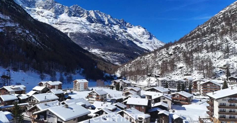 Agréable et alpine - appartement de 2.5 pièces avec cheminée et vue sur les montagnes à Saas-Grund – photo 10 sur 27