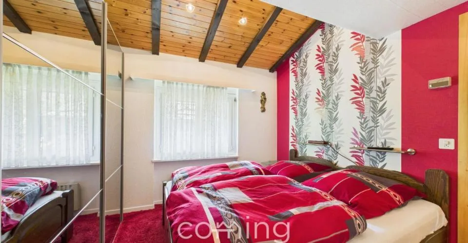 Agréable et alpine - appartement de 2.5 pièces avec cheminée et vue sur les montagnes à Saas-Grund – photo 8 sur 27