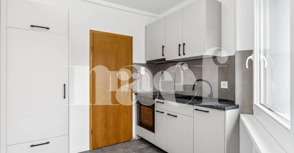 Appartement de 2 pièces entièrement rénové avec balcon au rez – Foto 2 von 15