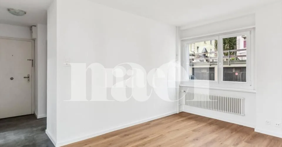 Appartement de 2 pièces entièrement rénové avec balcon au rez – Foto 4 von 15