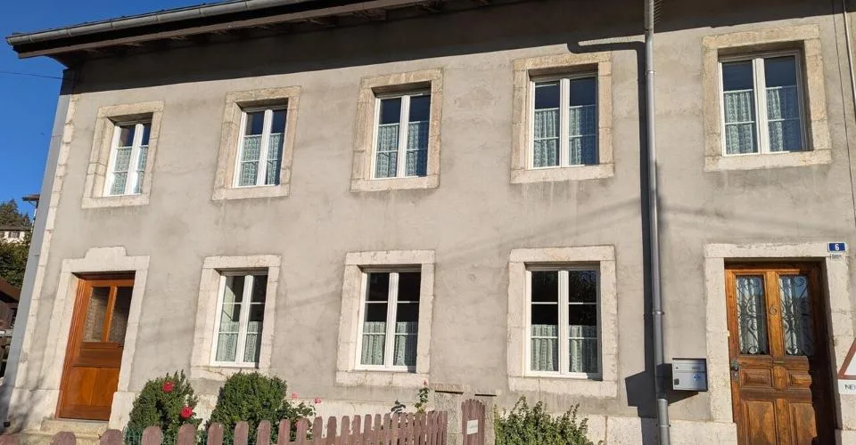 Maison mitoyenne rénovée avec bâtiment 6 studios revenus CHF 52'000.- – Foto 14 von 23