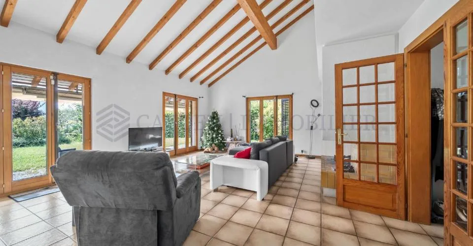 Beautiful 6-bedroom villa, 800 m from the lake! – photo 15 of 18