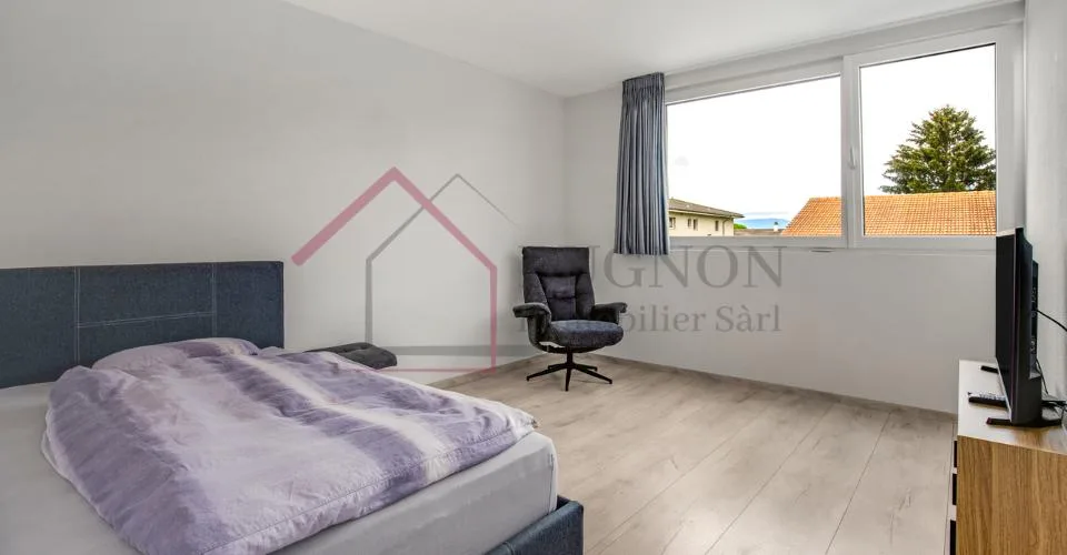 Duplex mit moderner Architektur und hellem Ambiente, Elternschlafzimmer und Balkon – Foto 3 von 16