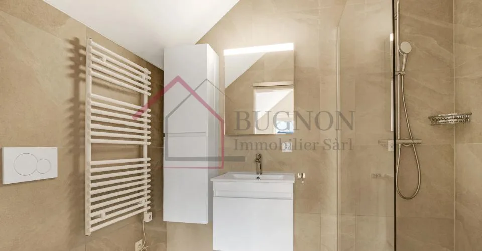 Duplex mit moderner Architektur und hellem Ambiente, Elternschlafzimmer und Balkon – Foto 6 von 16