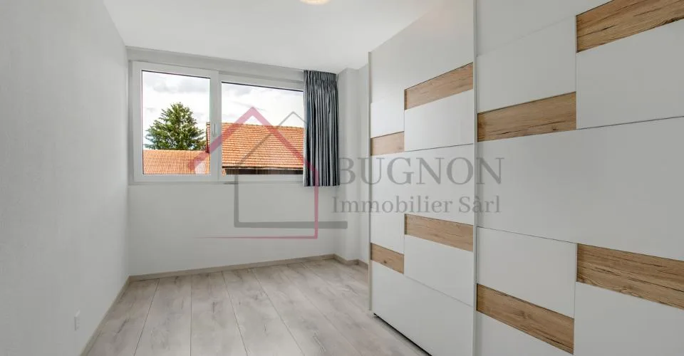 Duplex mit moderner Architektur und hellem Ambiente, Elternschlafzimmer und Balkon – Foto 4 von 16