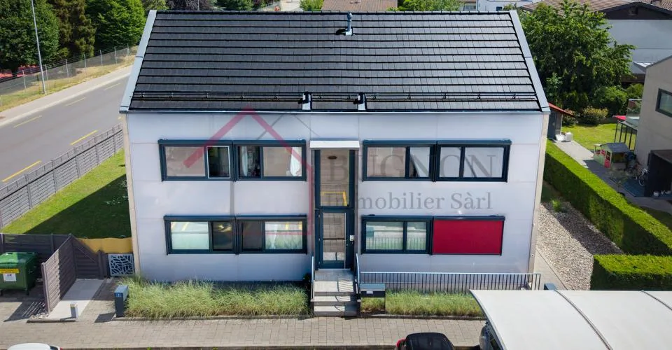 Duplex mit moderner Architektur und hellem Ambiente, Elternschlafzimmer und Balkon – Foto 8 von 16