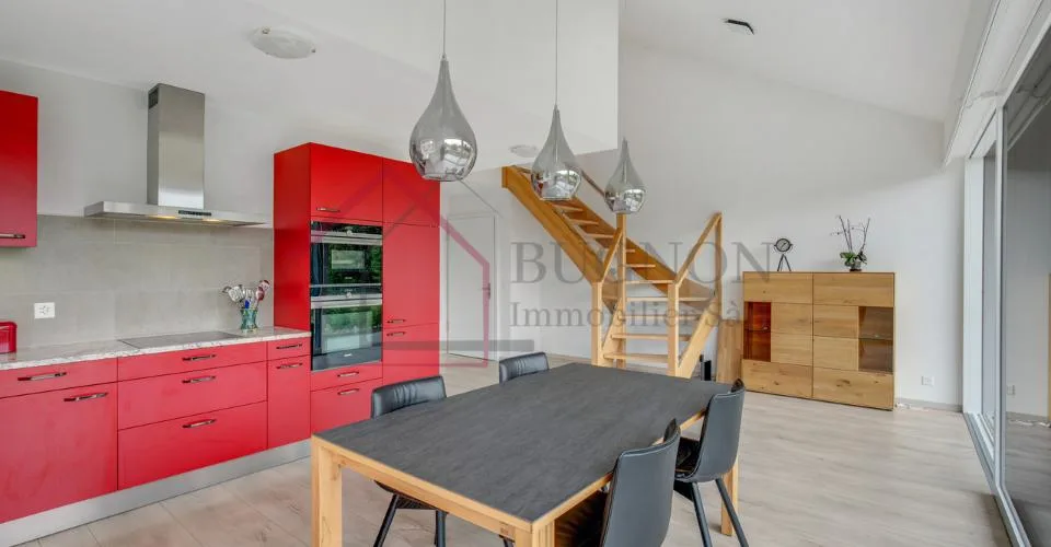 Duplex mit moderner Architektur und hellem Ambiente, Elternschlafzimmer und Balkon – Foto 2 von 16