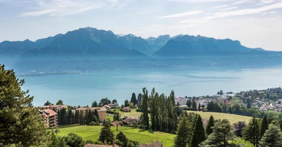 Prächtige moderne Villa mit 180-Grad-Blick auf den See und die Alpen – Foto 17 von 26