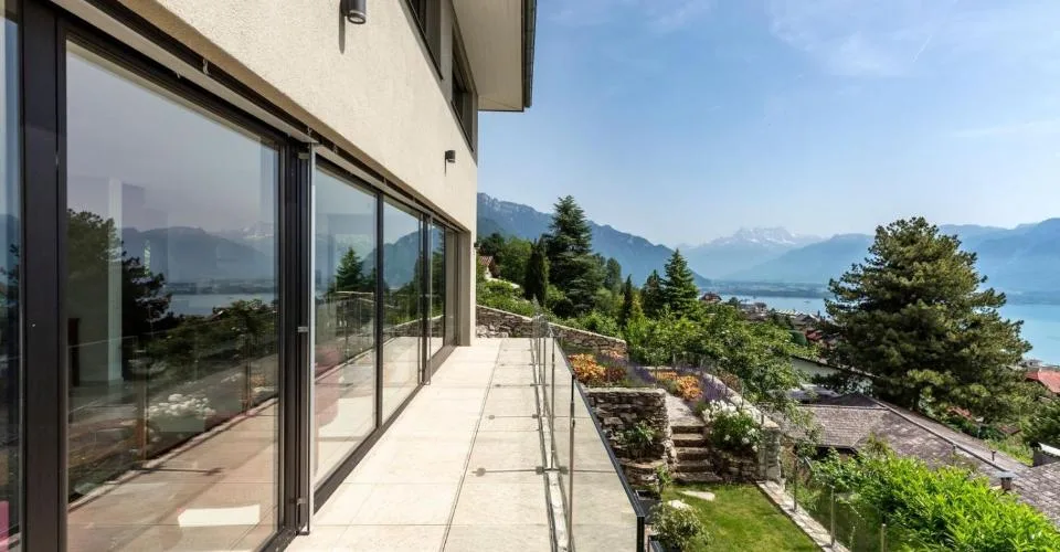 Prächtige moderne Villa mit 180-Grad-Blick auf den See und die Alpen – Foto 14 von 26