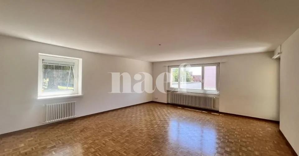Chaleureux logement de 5 pièces situé au rez-de-chaussée de l'immeuble. – foto 5 di 16
