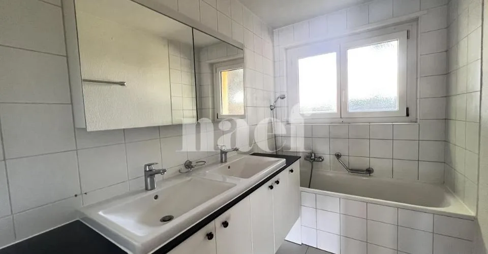 Chaleureux logement de 5 pièces situé au rez-de-chaussée de l'immeuble. – foto 8 di 16