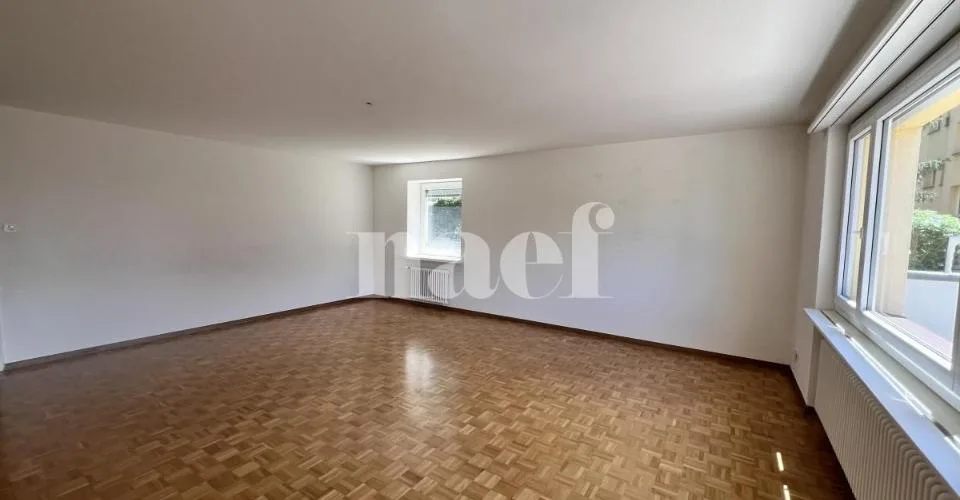 Chaleureux logement de 5 pièces situé au rez-de-chaussée de l'immeuble. – foto 4 di 16