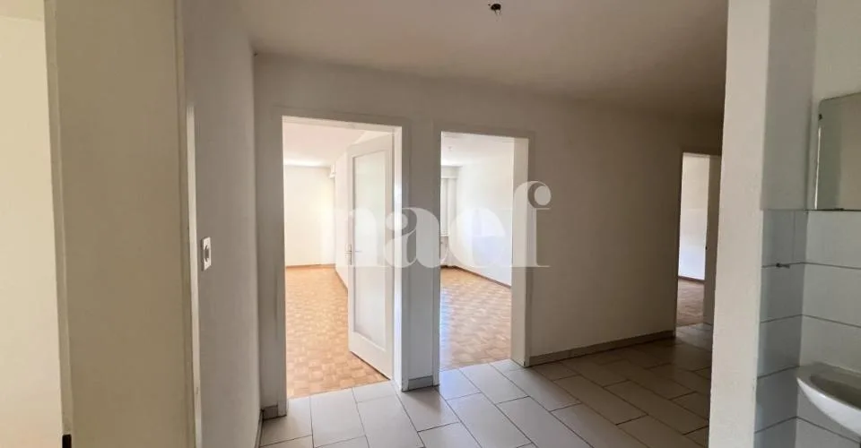 Chaleureux logement de 5 pièces situé au rez-de-chaussée de l'immeuble. – foto 7 di 16
