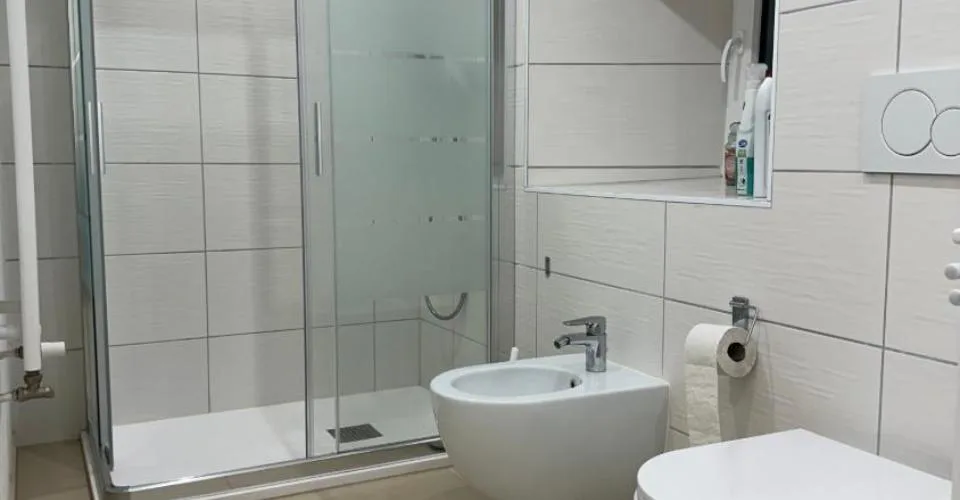 Maison indépendante élégante 5 pièces avec balcon rénovée, Riviera – photo 13 sur 16