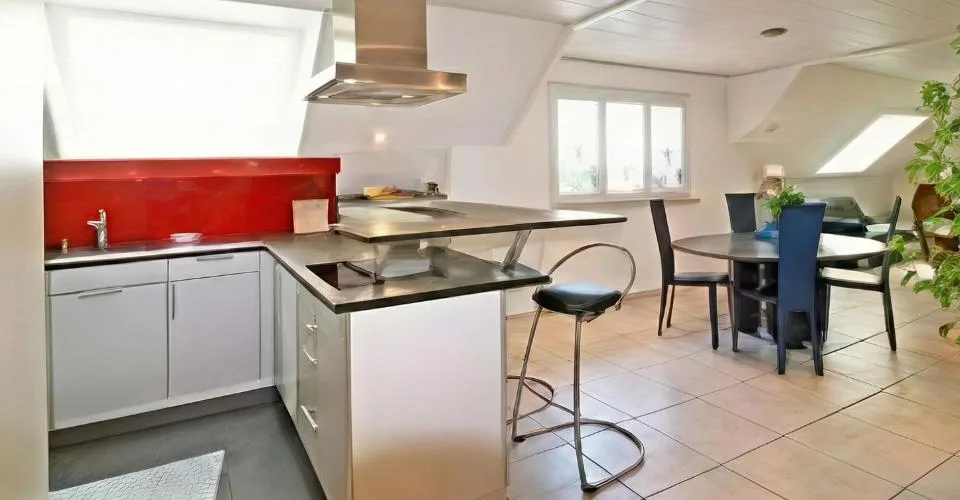 Prestigieux Duplex 5.5 pces "Pieds dans l'eau" avec Salle d'Escalade – Foto 3 von 21