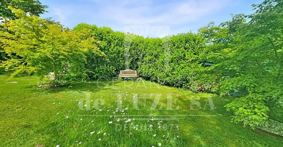 Situation premium : Villa avec vue lac, piscine naturelle et vaste jardin intimiste – photo 11 sur 26