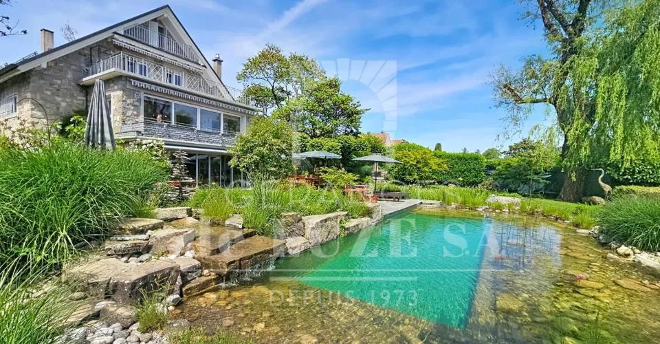 Situation premium : Villa avec vue lac, piscine naturelle et vaste jardin intimiste – photo 2 sur 26