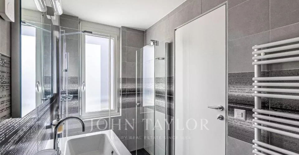 OPPORTUNITÄT - LUXURIÖSE ATTIKAWOHNUNG MIT 4.5 ZIMMERN IM ZENTRUM VON MONTREUX – Foto 6 von 22