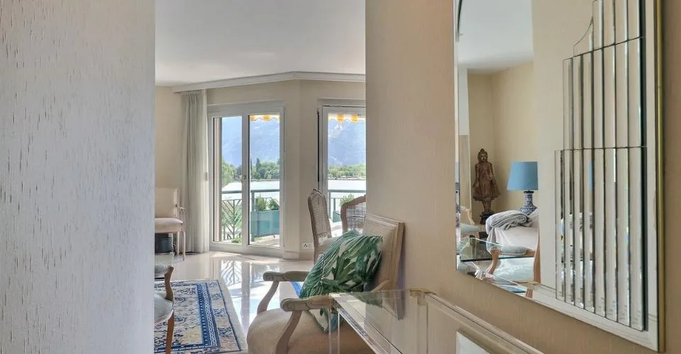 JOLI APPARTEMENT DE 4,5 PIECES AU BORD DU LAC AVEC TRES BELLE VUE PANORAMIQUE – photo 16 sur 24