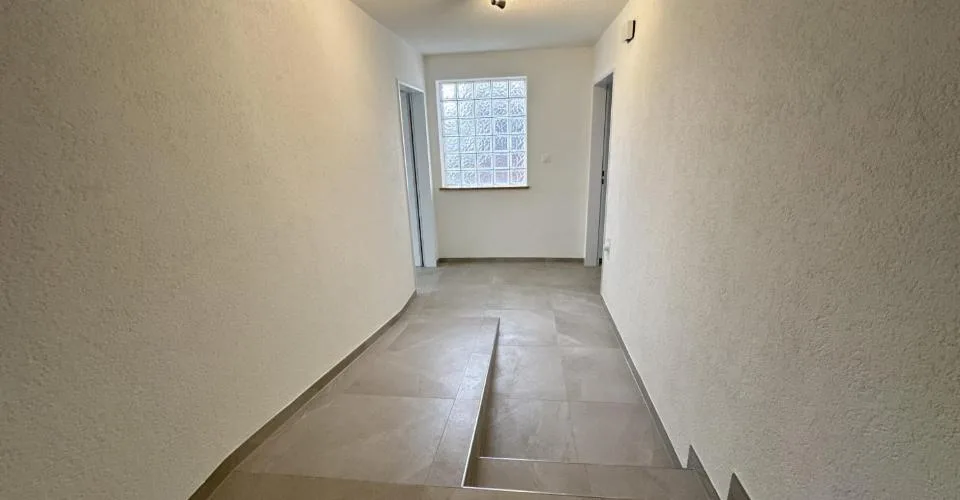 Vollständig renovierte 4,5-Zimmer-Wohnung in Alle – Foto 10 von 26