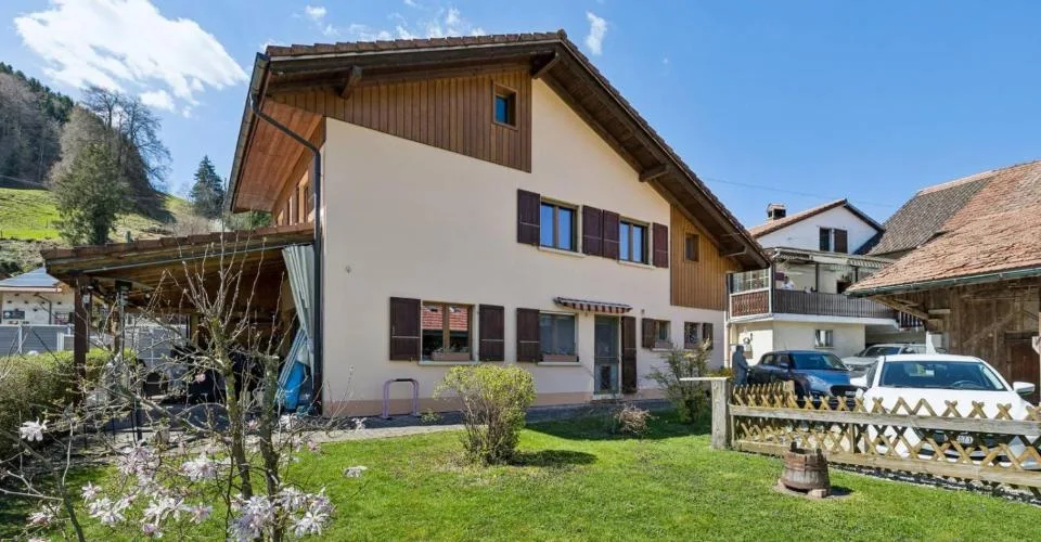 Maison Chaleureuse avec vue dégagée sur les montagnes à Enney