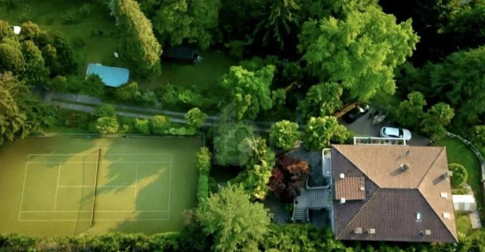 CON PARCO E CAMPO DA TENNIS PRIVATI – Foto 1 von 12