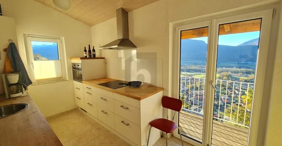 Moderne Immobilie mit Garten und atemberaubendem Blick – Foto 8 von 11