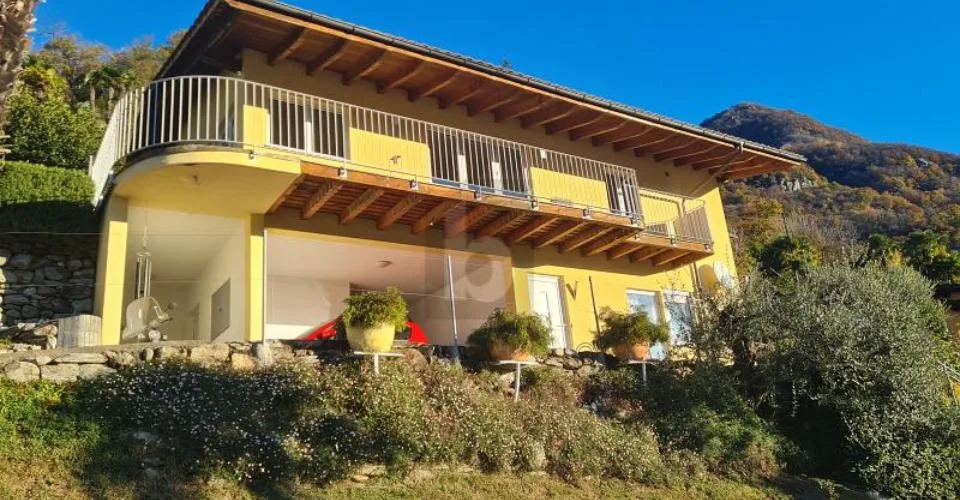 Moderne Immobilie mit Garten und atemberaubendem Blick – Foto 7 von 11