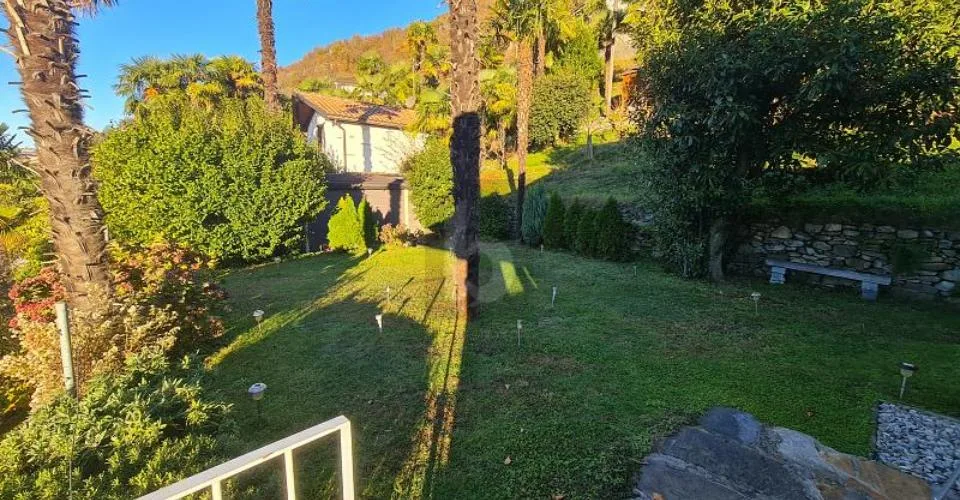 Moderne Immobilie mit Garten und atemberaubendem Blick – Foto 10 von 11