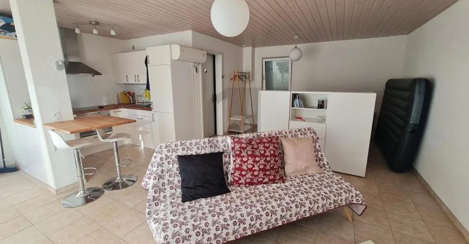 Moderne Immobilie mit Garten und atemberaubendem Blick – Foto 9 von 11