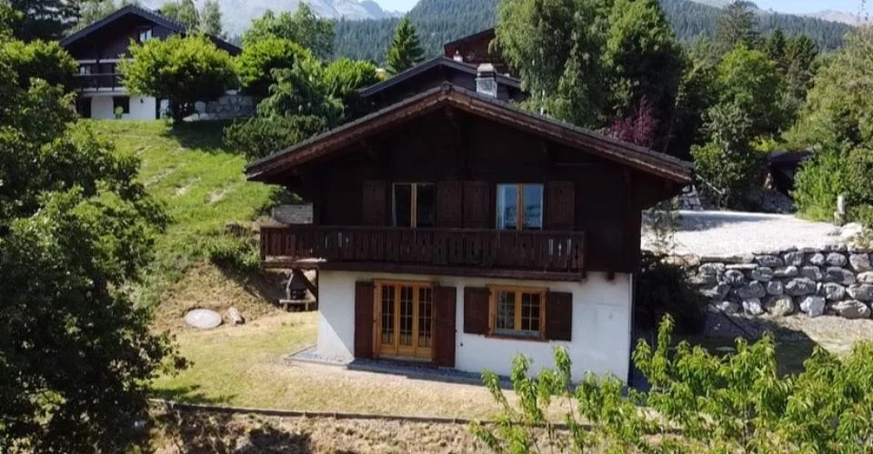 6007. Vue splendide et charme garantis pour ce Chalet rénové – Foto 9 von 22