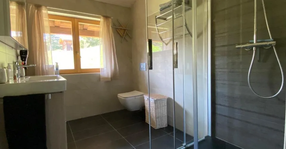6007. Vue splendide et charme garantis pour ce Chalet rénové – Foto 19 von 22
