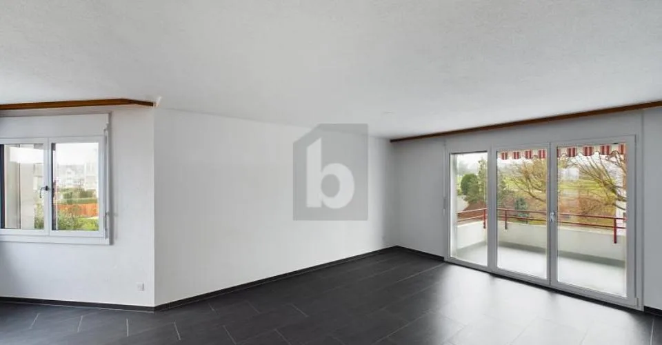 Modern, Comfortable and with a Cozy Balcony