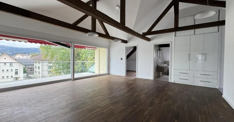 Zu verkaufen: Großes 3,5-Zimmer-Apartment mit Veranda in Bulle – Foto 17 von 19