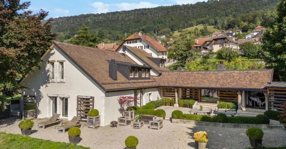 Exceptionnelle propriété rénovée avec vaste jardin et vue sur le lac – foto 1 di 26