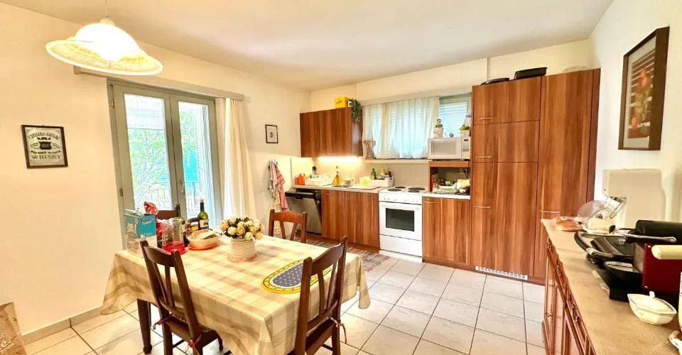 Spaziosa casa da 5.5 locali con giardino edificabile (R2) e 4 garage a Bedano TI – foto 17 di 22