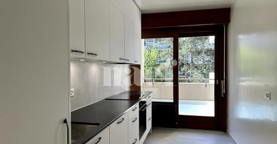 CHAMPEL - Entièrement rénové - beau 4 pièces au 4ème étage d'un immeuble résidentiel – photo 2 sur 25