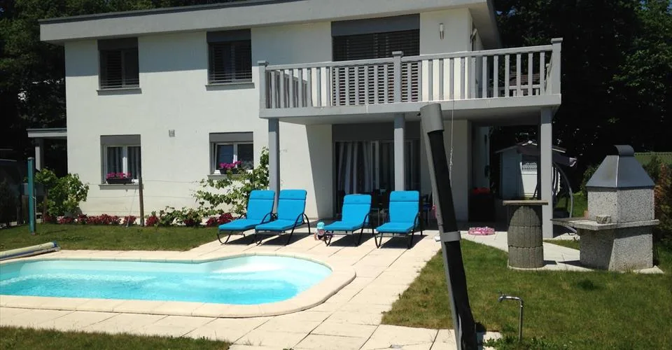 Splendide et spacieuse villa moderne avec piscine idéalement bien située