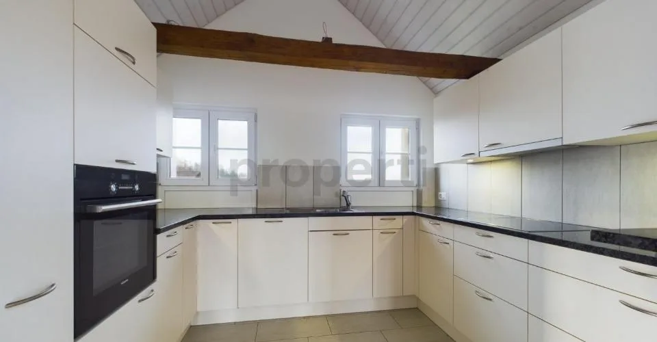 Carattere rurale, layout generoso e balcone accogliente