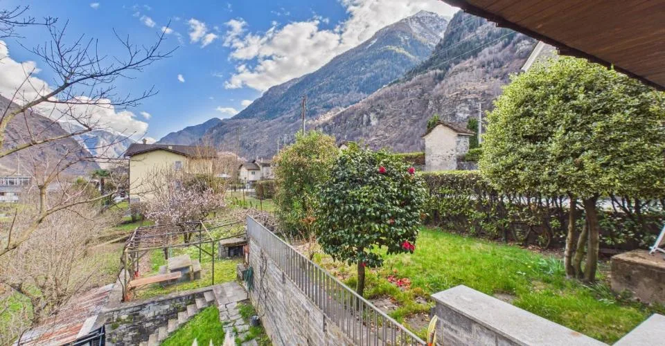 Helles Apartment in einer Doppelhaushälfte mit 8 Zimmern und großem Garten in Giornico – Foto 32 von 34