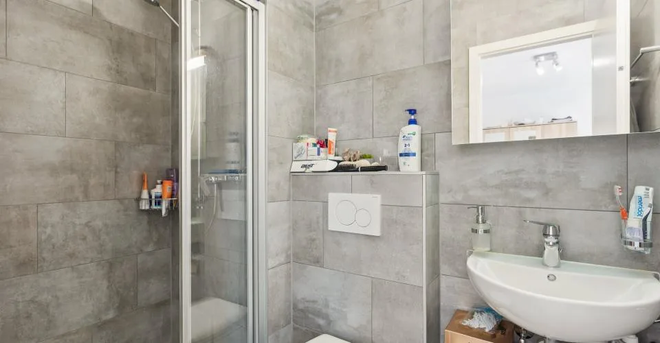 Un appartement rénové de 5.5 pièces au cœur de Villars-sur-Glâne – Foto 5 von 19