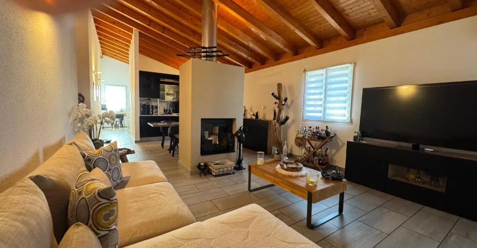 Camino doppia vista, terrazza relax e ascensore con accesso diretto in casa