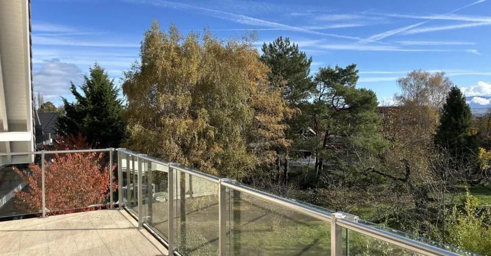 Attique en duplex Minergie de 135 m² avec balcon et cheminée à Mies